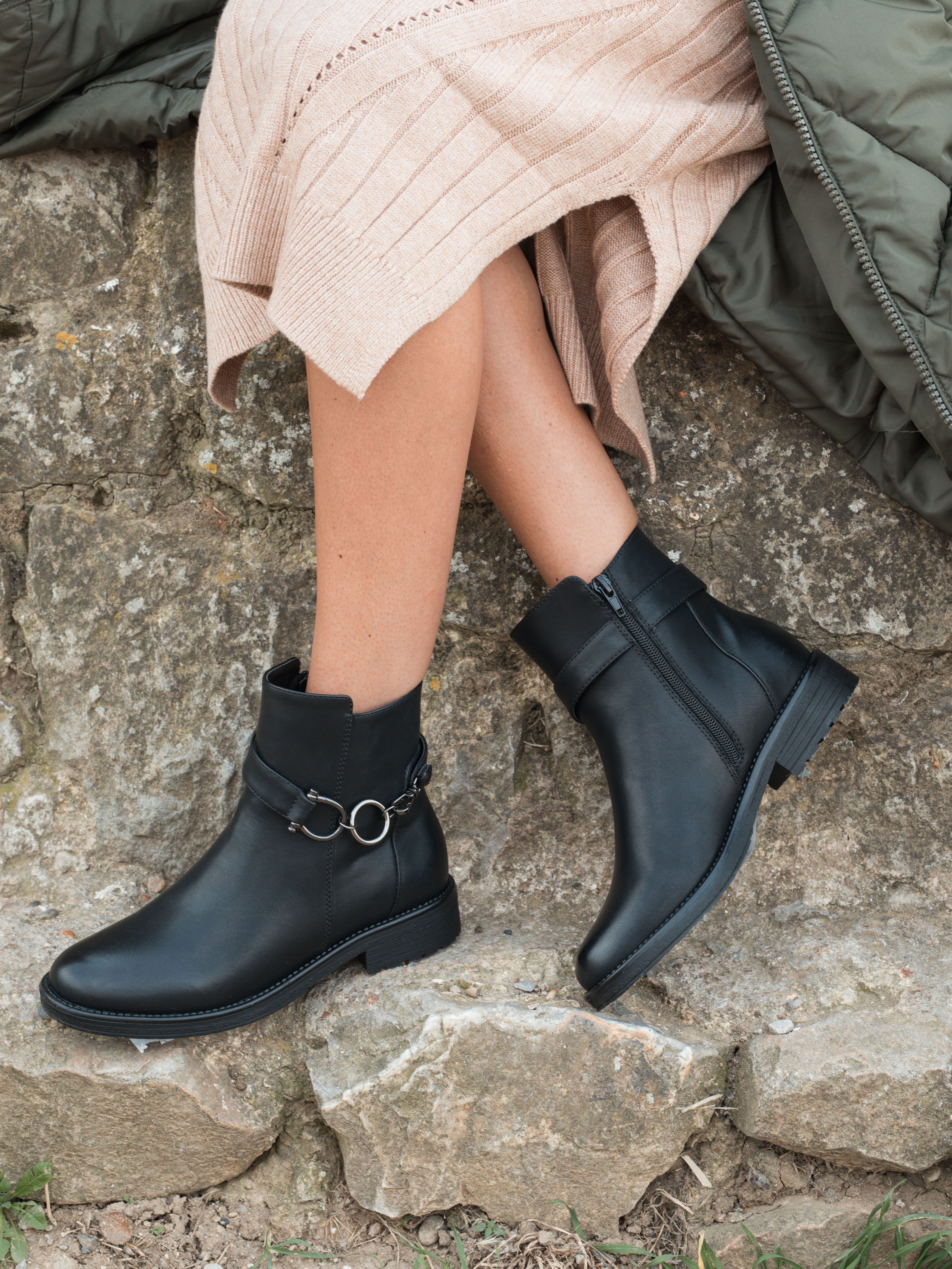 Flat chelsea shop ankle boots